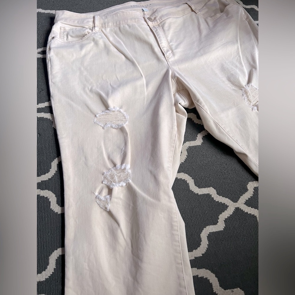 Like New Boutique Pale Pink, Skinny Crop, Ripped, Plus Size Jean Capris, Sz. 24W - Picture 5 of 6